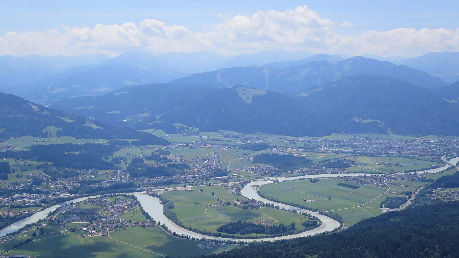 Das Inntal in Tirol mit dem Inn und den Bergen im Hintergrund