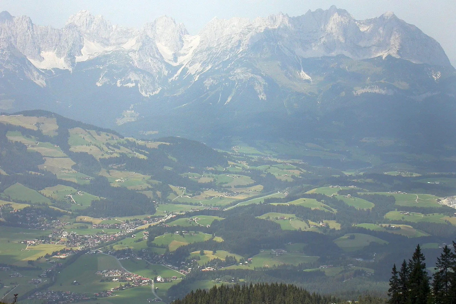 Blick vom Hahnenkamm über das Tal bei Kitzbühel zum Wilden Kaiser